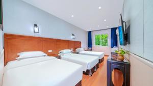 Cama ou camas em um quarto em Wenjun Courtyard Hotel---3mins walk from Tonghuimen metro station ,Located in city center, English-speaking staff ,Tour service