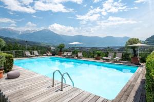 - une piscine avec vue sur les montagnes dans l'établissement Hotel Residence MaVie, à Lagundo