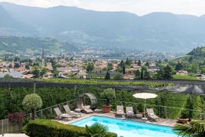 - une piscine avec vue sur la montagne dans l'établissement Hotel Residence MaVie, à Lagundo