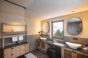 A bathroom at Hotel Alpenblick