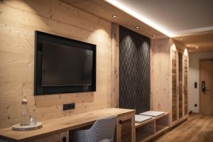 A television and/or entertainment centre at Hotel Alpenblick