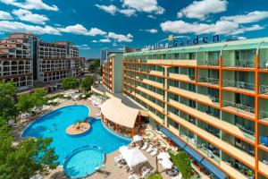 uma vista aérea de um hotel com piscina em MPM Hotel Kalina Garden - All Inclusive em Sunny Beach