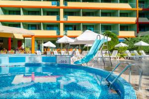 uma piscina com escorrega em frente a um hotel em MPM Hotel Kalina Garden - All Inclusive em Sunny Beach