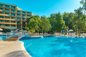 uma piscina com um hotel ao fundo em MPM Hotel Kalina Garden - All Inclusive em Sunny Beach