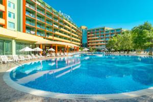 uma grande piscina em frente a um hotel em MPM Hotel Kalina Garden - All Inclusive em Sunny Beach