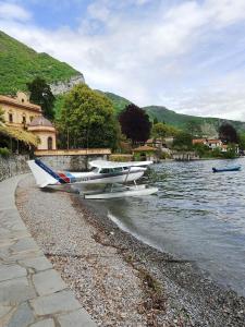 a boat parked on the shore of a body of water at Casa Lisa in Lenno