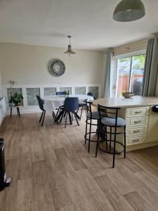 een keuken en eetkamer met een tafel en stoelen bij Fuchsia House in Killala