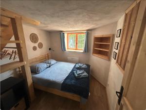 una piccola camera con letto e finestra di Studio duplex en face Les Arcs a Bourg-Saint-Maurice