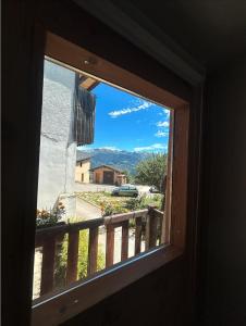 una finestra di una casa con vista su un cortile di Studio duplex en face Les Arcs a Bourg-Saint-Maurice