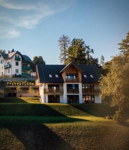 ein großes Haus auf einem Hügel mit Hof in der Unterkunft Mlino Alpino in Bled