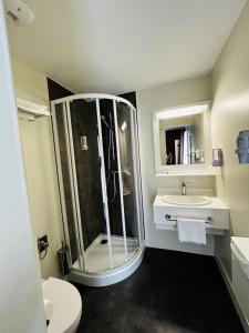 Hotel Wood Inn Bordeaux Aéroport tesisinde bir banyo