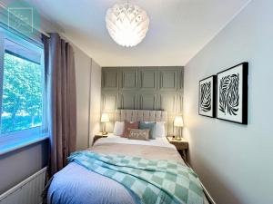 Vuode tai vuoteita majoituspaikassa Chic 2BR Swinton Gem for Families & Couples Trafford Centre Nearby