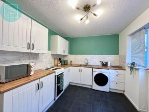 Virtuve vai virtuves zona naktsmītnē Chic 2BR Swinton Gem for Families & Couples Trafford Centre Nearby