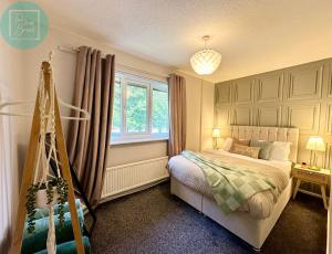 Vuode tai vuoteita majoituspaikassa Chic 2BR Swinton Gem for Families & Couples Trafford Centre Nearby