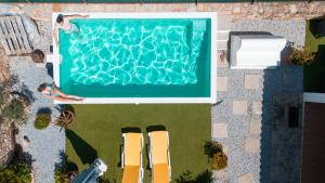 uma vista superior de uma piscina com duas cadeiras em Casas de Marvão - Casa do Ribeiro em Marvão