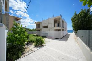 une maison en construction à côté de l'océan dans l'établissement DʻArt Villa, à Bibinje