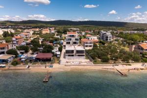 - une vue aérienne sur la plage d'un complexe dans l'établissement DʻArt Villa, à Bibinje