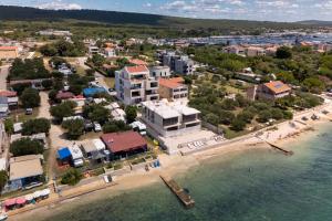 - une vue aérienne sur une ville sur une plage dans l'établissement DʻArt Villa, à Bibinje