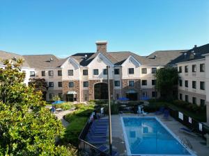 Piscina de la sau aproape de Staybridge Suites Columbia - Baltimore, an IHG Hotel