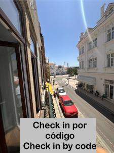 um carro vermelho está estacionado numa rua da cidade em Stay In Aveiro em Aveiro