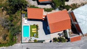 uma vista superior de uma casa com telhados laranja em Casas de Marvão - Casa do Ribeiro em Marvão