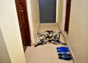 ナクルにあるFaisha 1br near Sarova Woodlands with views of lake Nakuruの白黒の毛布と青い靴