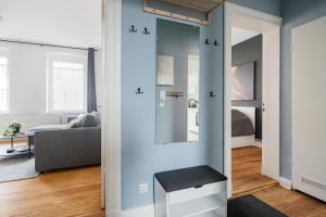 Svetainės erdvė apgyvendinimo įstaigoje TOP 2 Zimmer Altbauwohnung in Kiel Mitte 24-7 Check In