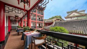 Uma varanda ou terraço em Wenjun Courtyard Hotel---3mins walk from Tonghuimen metro station ,Located in city center, English-speaking staff ,Tour service