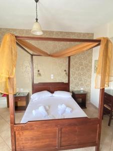 1 dormitorio con cama de madera y toallas en Hotel Hera, en Skala Potamias