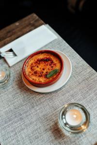 uma chávena de café num prato numa mesa em Auberge Restaurant du Lac Retaud em Les Diablerets