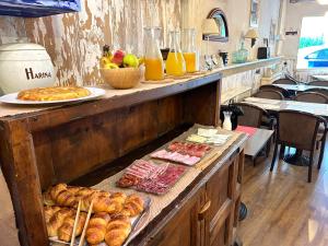 Comida na casa de hóspedes ou em algum lugar perto