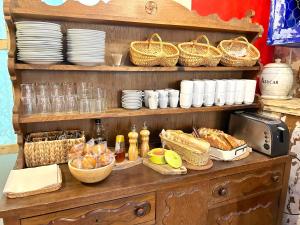 Comida na casa de hóspedes ou em algum lugar perto