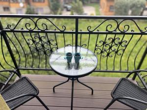 Un balcon sau o terasă la Pod Sosnami, Pokoje, Apartamenty blisko Termy Szaflary, Gorący Potok