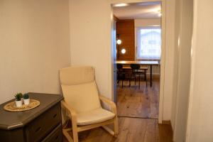 Cette chambre comprend une chaise et un bureau avec une table. dans l'établissement Madrisa Lodge, à Klosters