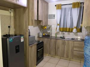 Una cocina o cocineta en 3 Bedroom Retreat Apartment In Greatwall Gardens