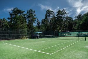 Tennis at/o squash facilities sa Hotel Palanga Camping Compensa o sa malapit