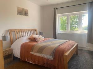 Llit o llits en una habitació de 2 Orchard Farm Cottages, Sleeps 10, Large Garden