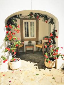 ein Torbogen mit Blumen in Töpfen auf einer Terrasse in der Unterkunft Castle House and Beach in Sines