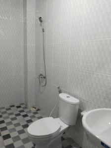 uma casa de banho com um WC e um lavatório em citiz house & hostel em Nusa Penida