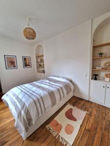 - une chambre avec un lit et du parquet dans l'établissement Magnifique Appartement - Driant, à Troyes