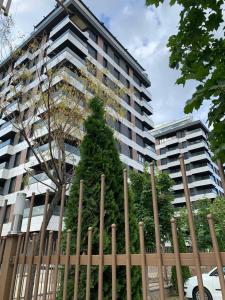 una cerca con un árbol de Navidad delante de un edificio en E&M Apartman, en Struga