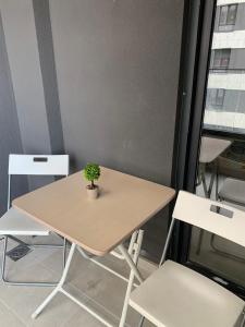 una mesa con una maceta encima. en E&M Apartman, en Struga