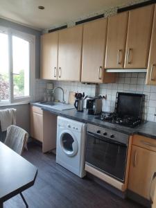 a kitchen with a washer and dryer in it at Chambre 1 lit double in Strasbourg