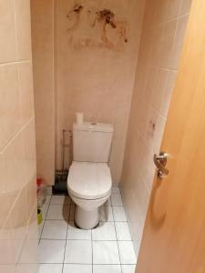 a bathroom with a white toilet in a room at Chambre proche du campus n4 in Strasbourg