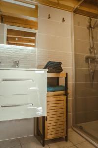 een badkamer met een witte wastafel en een douche bij Appartement cosy idéal pour 2 personnes à Aubenas in Aubenas