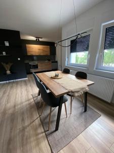 - une salle à manger avec une table et des chaises en bois dans l'établissement APARTMENT 7 -Free Garage- SARAJEVO -Dobrinja- -Ilidza- -Center-, à Sarajevo