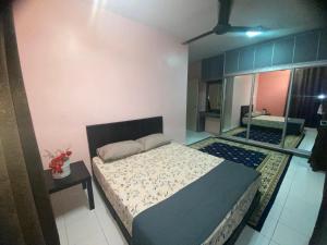 1 dormitorio con 1 cama grande y baño en Cozy Homestay Putrajaya, en Putrajaya