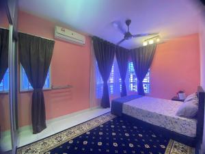 1 dormitorio con 1 cama con cortinas moradas en Cozy Homestay Putrajaya, en Putrajaya