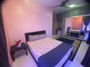 1 dormitorio con 1 cama grande y sala de estar en Cozy Homestay Putrajaya, en Putrajaya