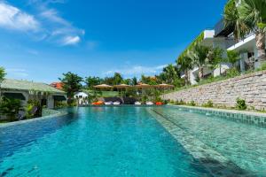 uma piscina num resort com água azul em Pandora Sand Hill Mũi Né Resort em Mui Ne